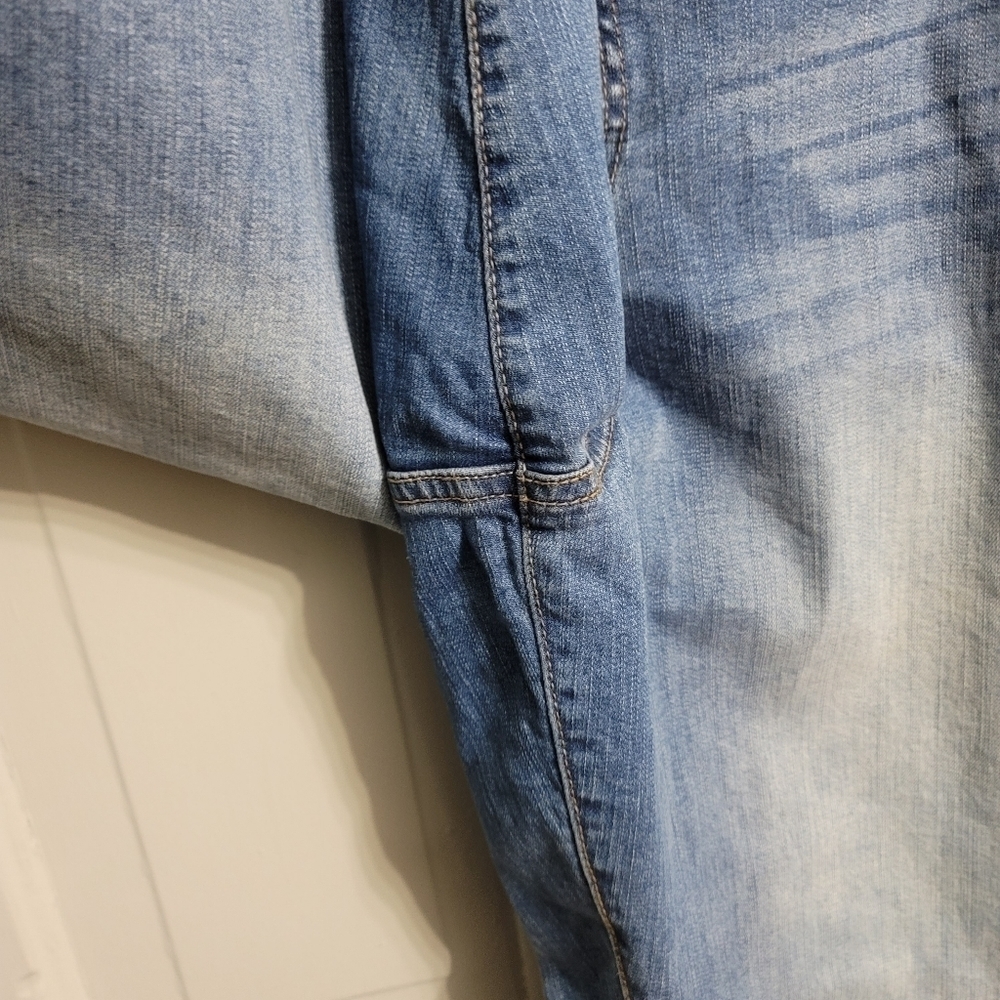 Torrid BOYFRIEND JEANS - Medium WASH FREYED HEM JEANS size 18 - Picture 5 of 6